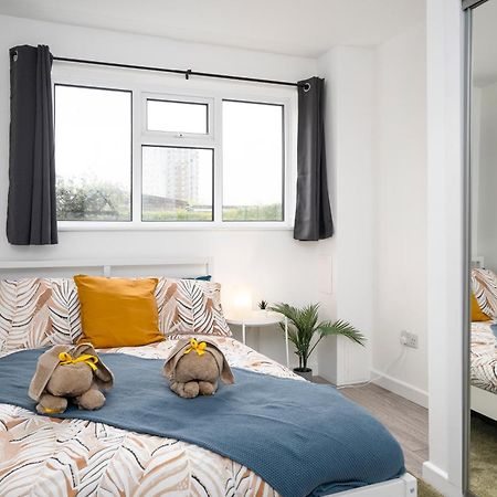 Modern 4 Bed House-Free Parking Apartment Burton  Exterior foto