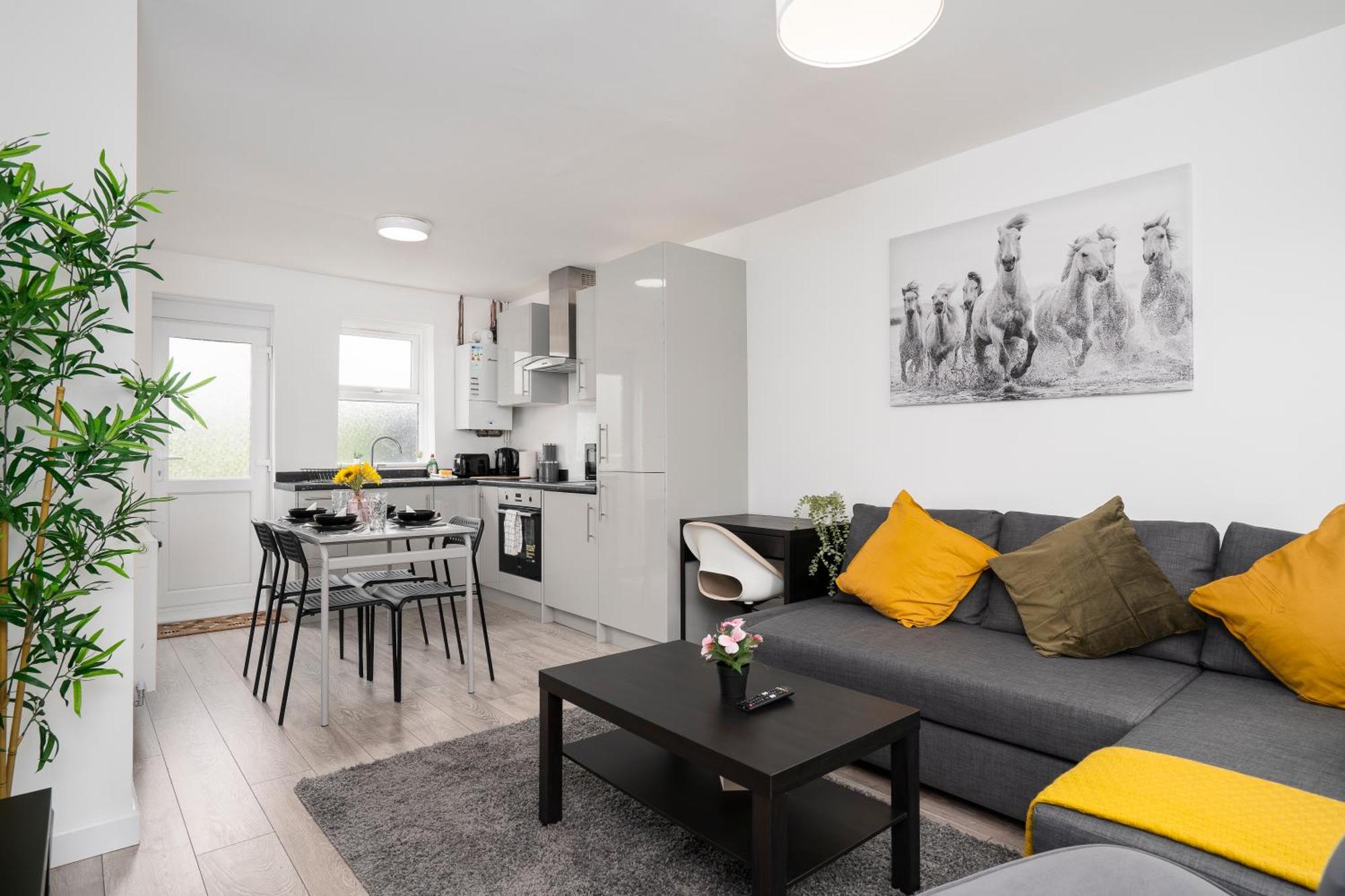 Modern 4 Bed House-Free Parking Apartment Burton  Exterior foto