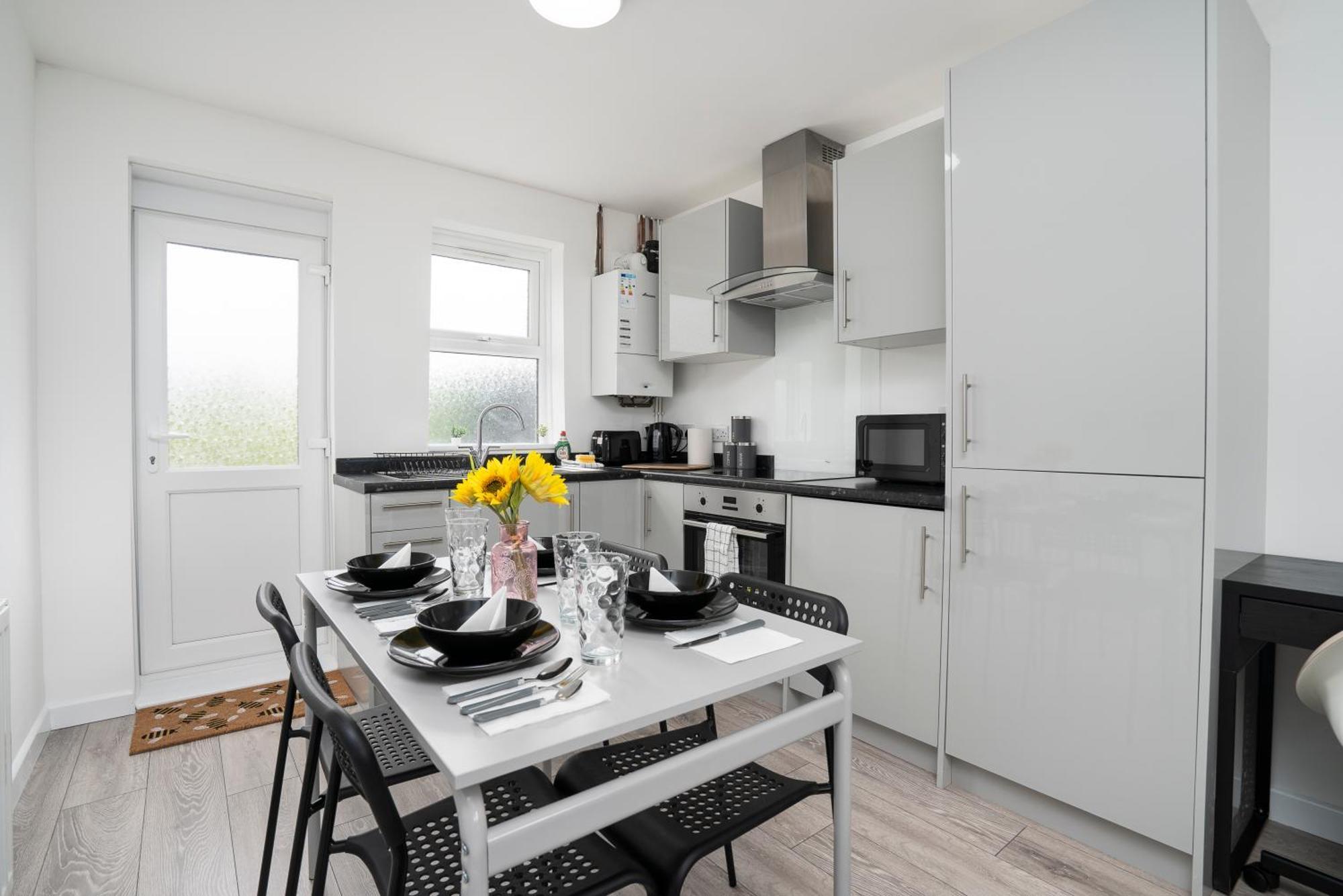 Modern 4 Bed House-Free Parking Apartment Burton  Exterior foto