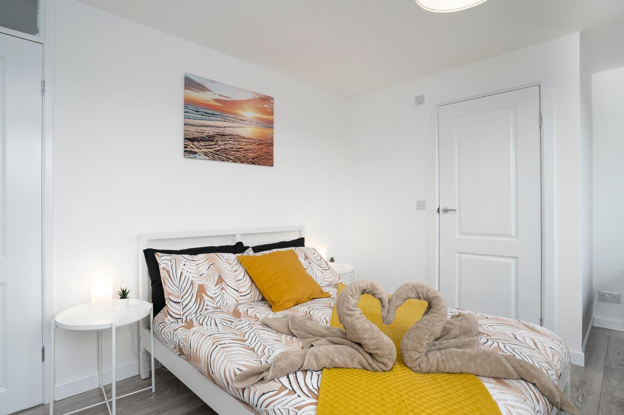 Modern 4 Bed House-Free Parking Apartment Burton  Exterior foto