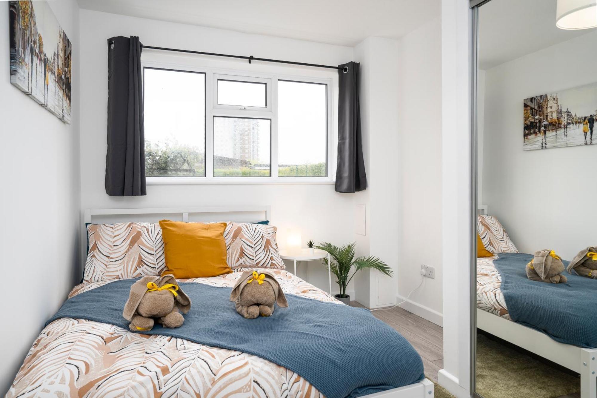Modern 4 Bed House-Free Parking Apartment Burton  Exterior foto
