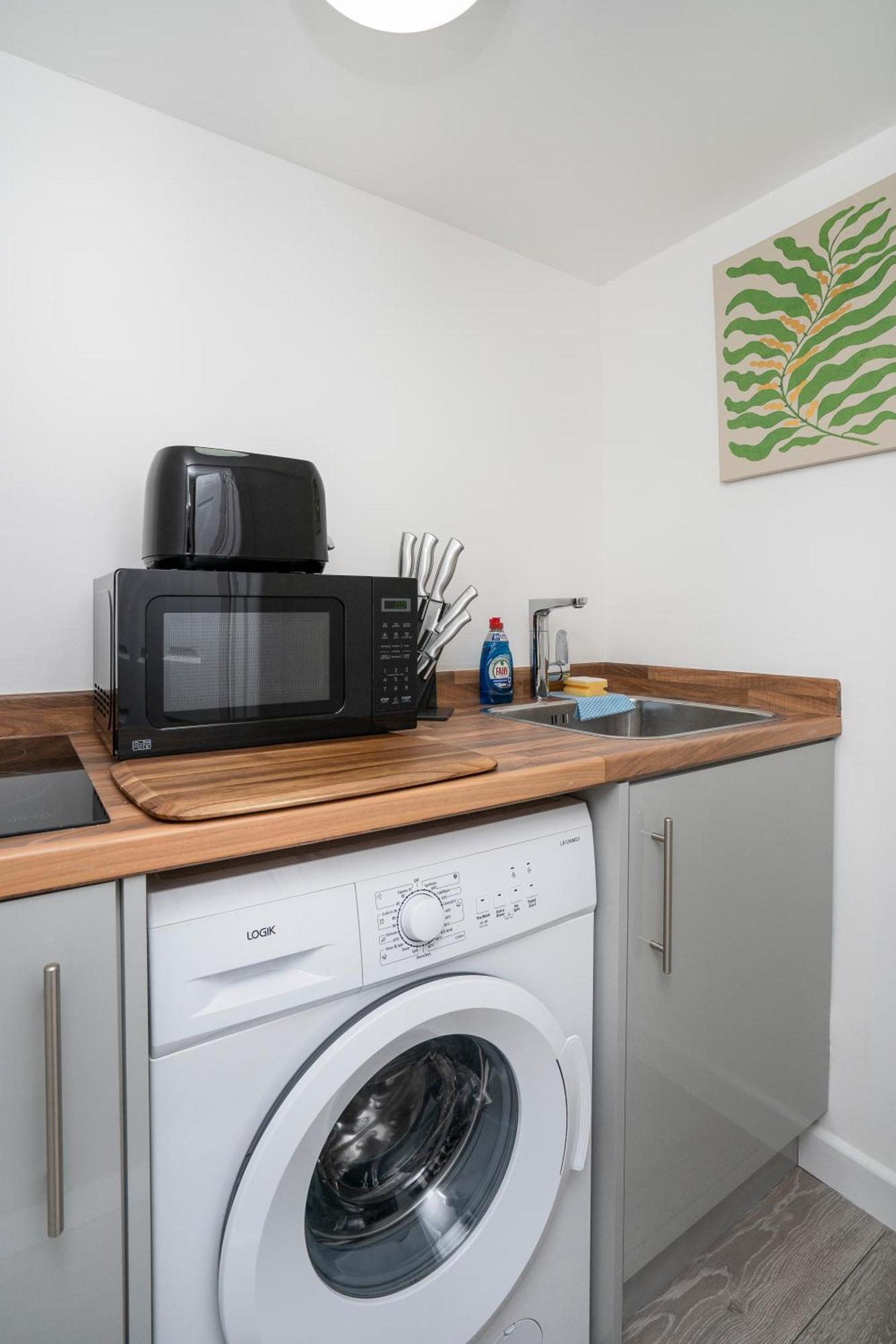 Modern 4 Bed House-Free Parking Apartment Burton  Exterior foto